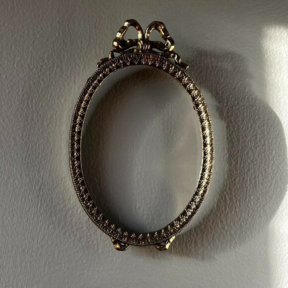 Vintage Brass Oval Frame with Bow Detail - Picture 1 of 7